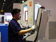 以把教员傅的工艺、实正在场景的数据、财产链